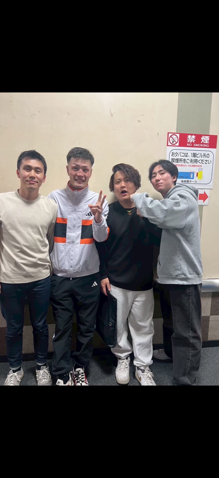 試合会場の廊下で、悠真たち友人と並んで撮った記念写真