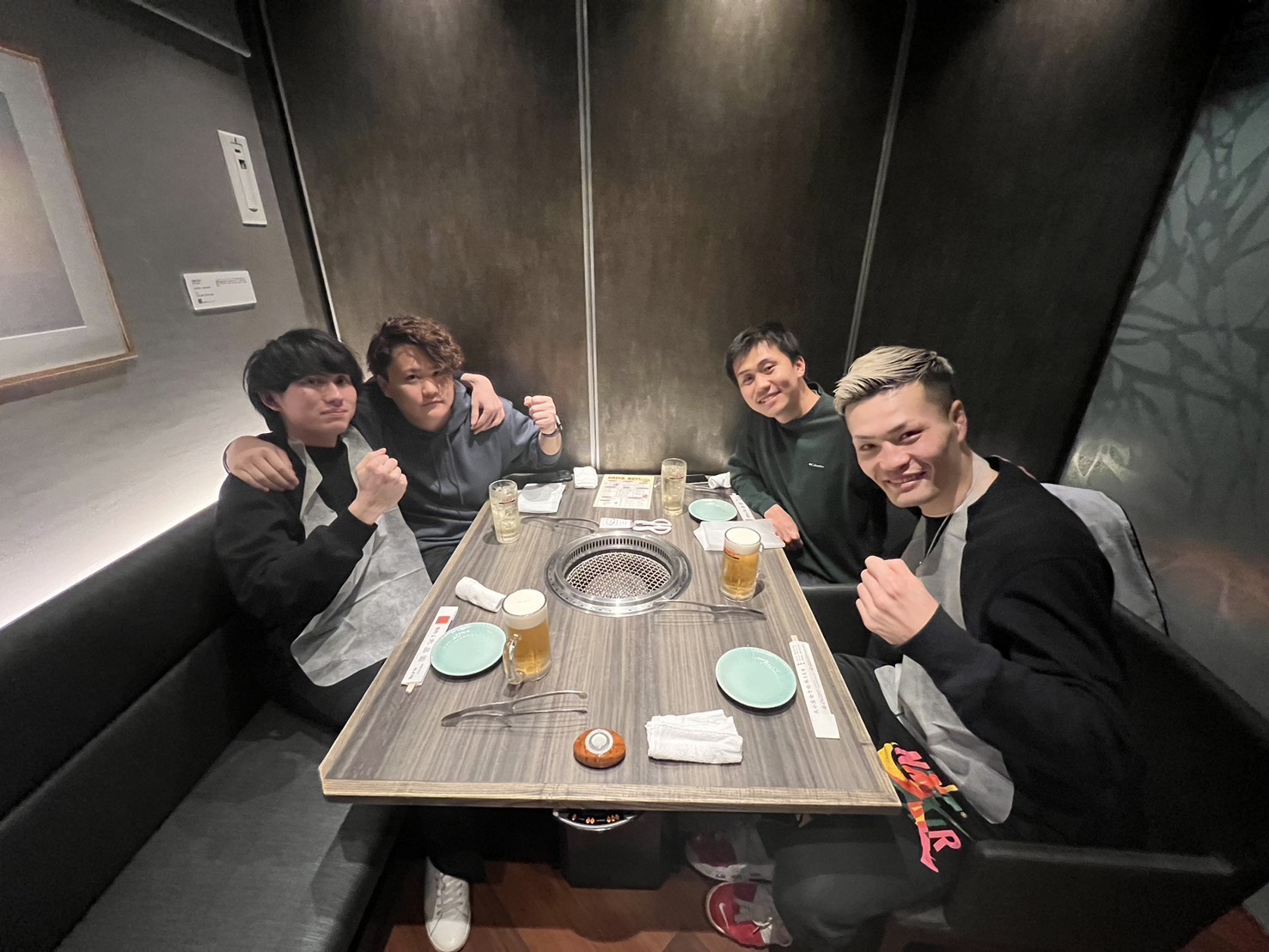 焼肉店のテーブルを囲んで、悠真たちと撮った記念写真