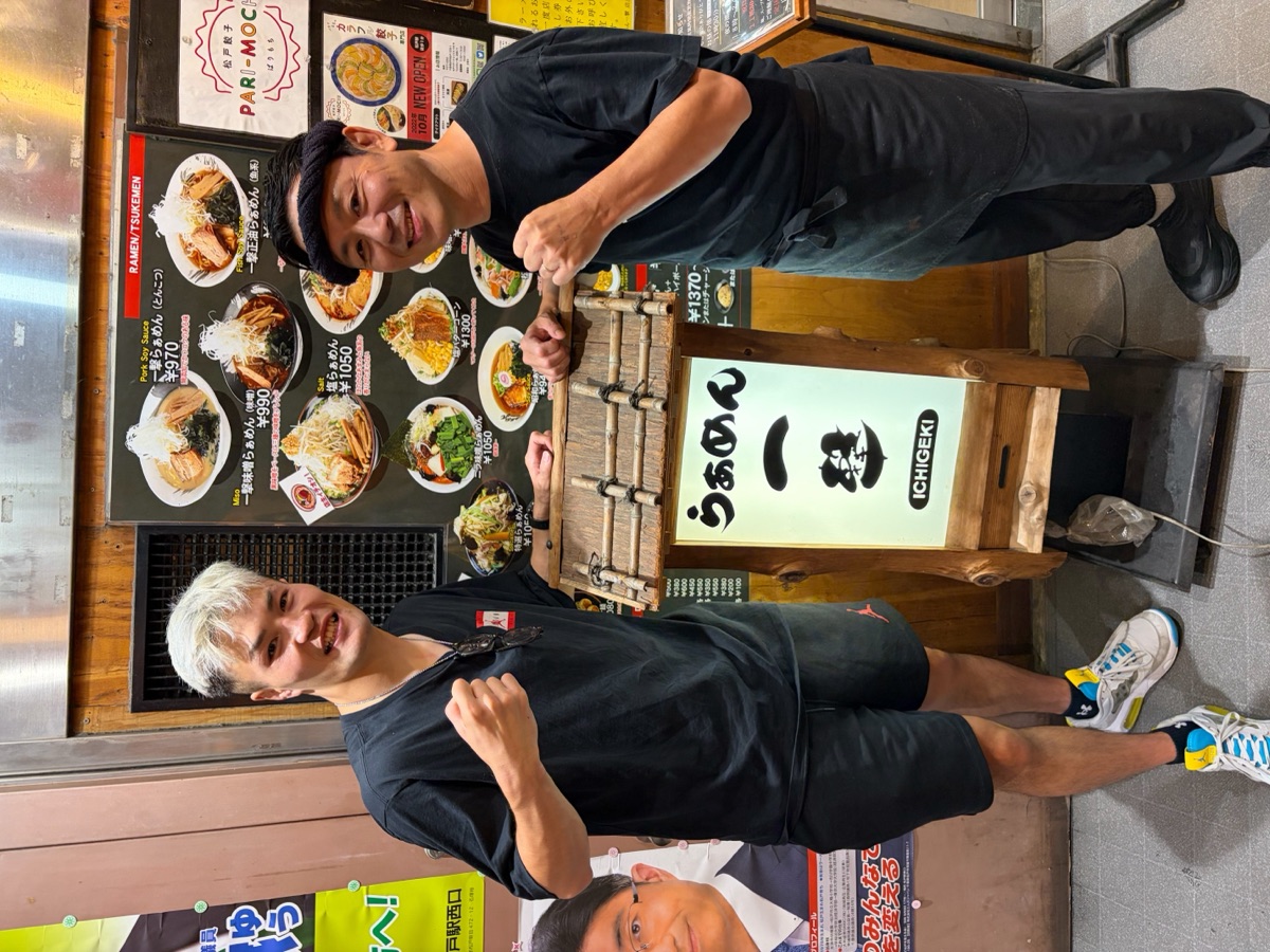 ラーメン一撃さんの店頭で、中野さんと撮影した記念写真