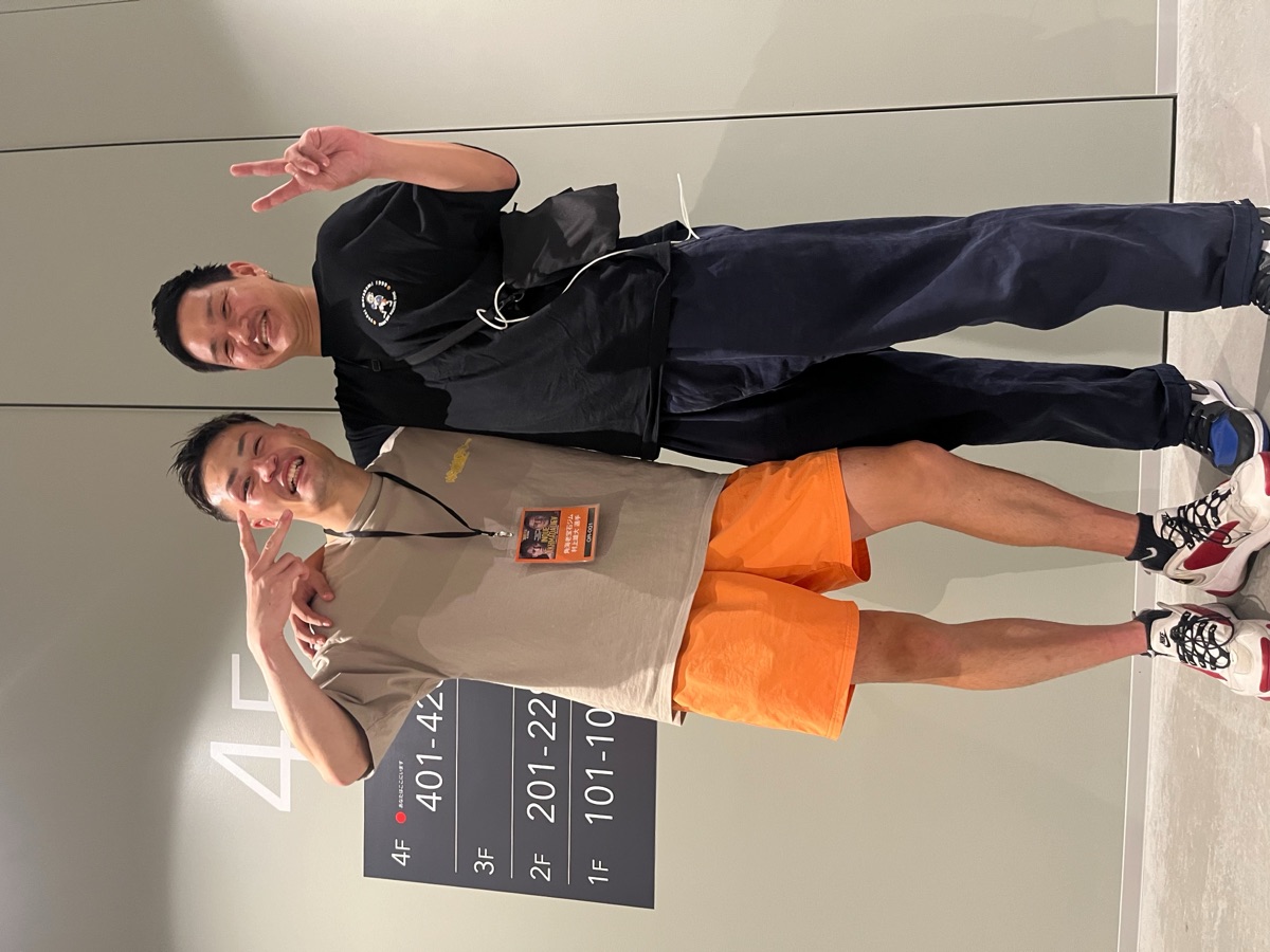 友人の岡本さんと撮影した記念写真