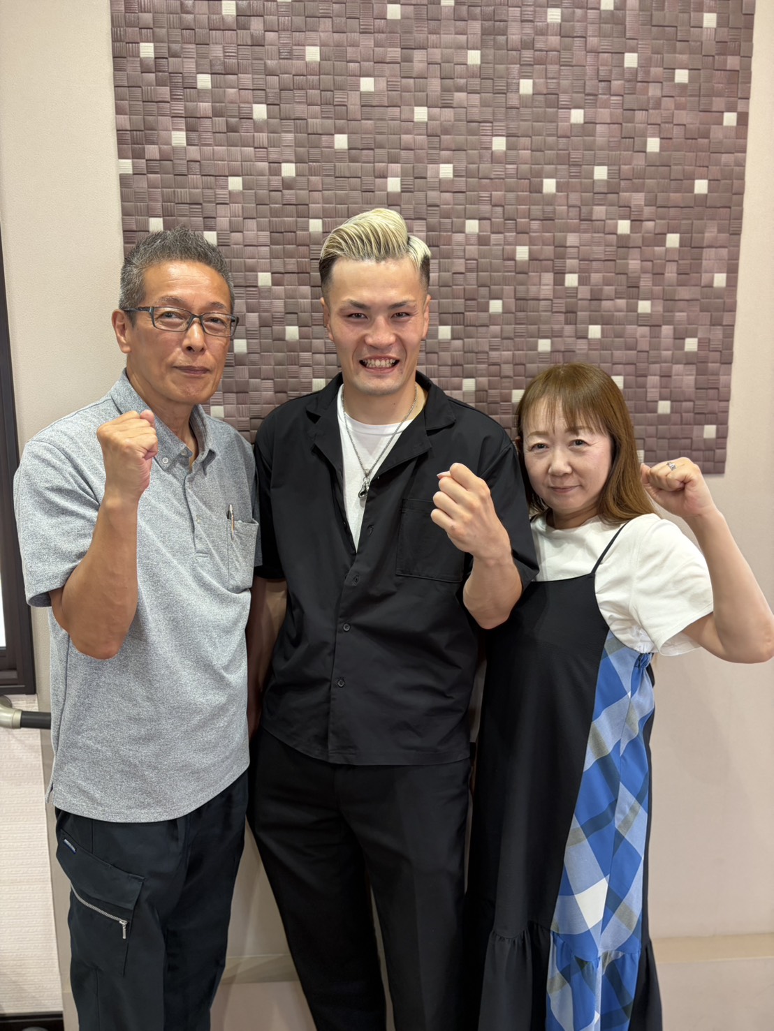 スポンサーのアーネストホーム様へ試合後のご挨拶に伺った際の記念写真