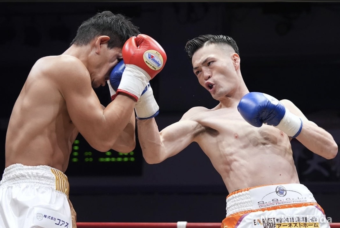 リング上で右のパンチを当てる村上雄大